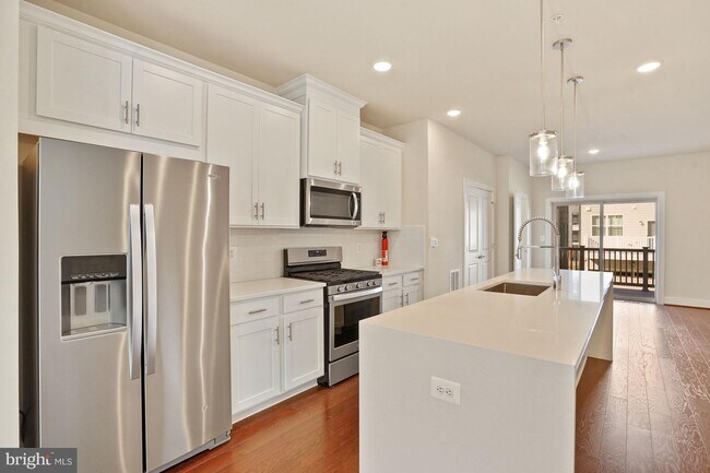 Building Photo - 115 Dickenson Dr