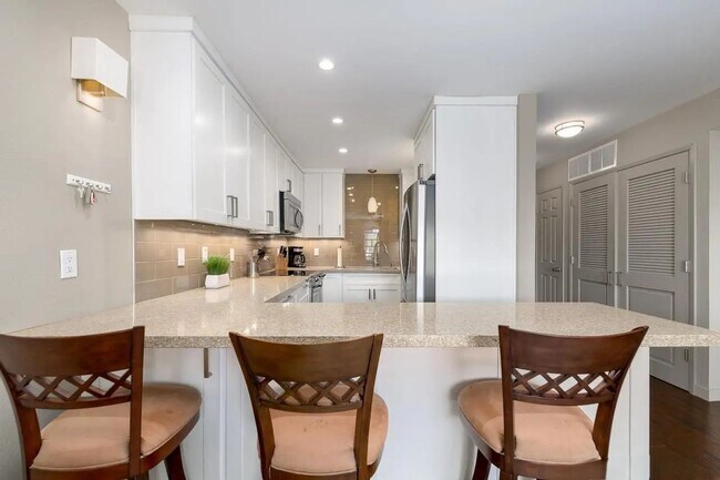 Building Photo - Move-In Ready 2BR/2BA Condo in Prime Cortez Hill Location!