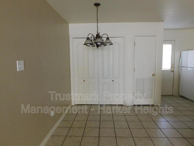 Building Photo - 707 S Amy Ln