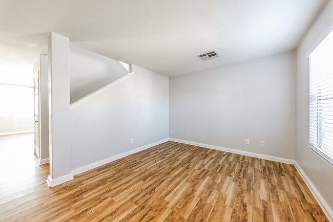 Foto del edificio - 16809 W Central St