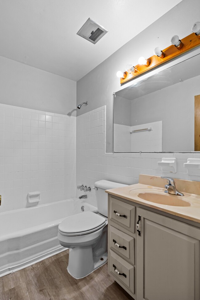 Building Photo - 1670 Queens Dr