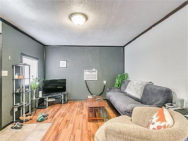 Building Photo - Cute 3Bed/1 BTH Home Minutes from I-240