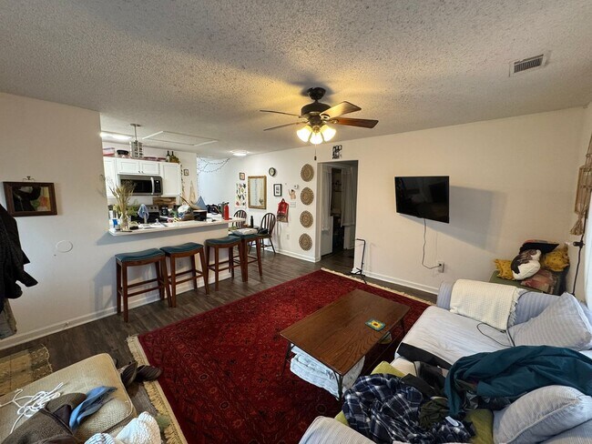 Building Photo - Charming 3 bed/2bath Cottage!