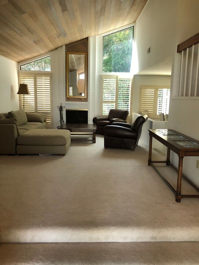 Building Photo - Beautiful Four Bedroom Two Story Home - UT...