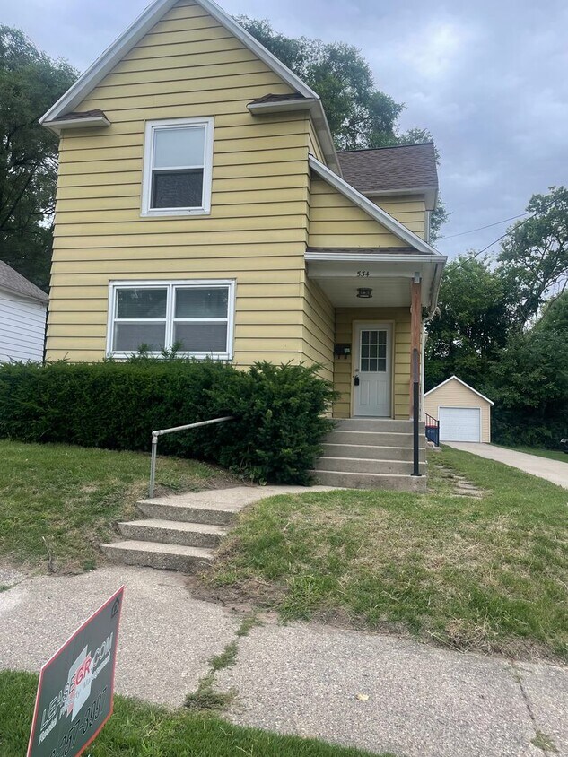 Foto principal - Updated Three Bedroom Home on the NE side ...