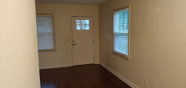 Building Photo - Cute 2 bedroom 1 bath single home