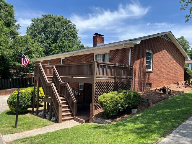 Foto del edificio - Spacious 4-Bedroom 3-Bathroom Brick Home in Arcadia Area
