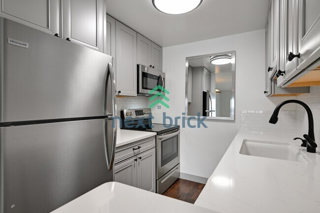 Foto del edificio - For Rent – 1 Bedroom | 1 Bathroom Lakeview Condo in Leschi Shores