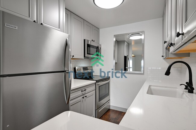 Building Photo - For Rent – 1 Bedroom | 1 Bathroom Lakeview Condo in Leschi Shores