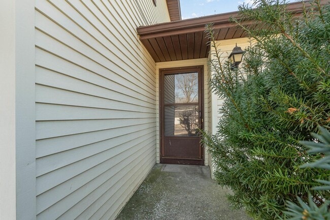 Building Photo - 2 Bedroom Rental Duplex with Attached Garage $1300/month