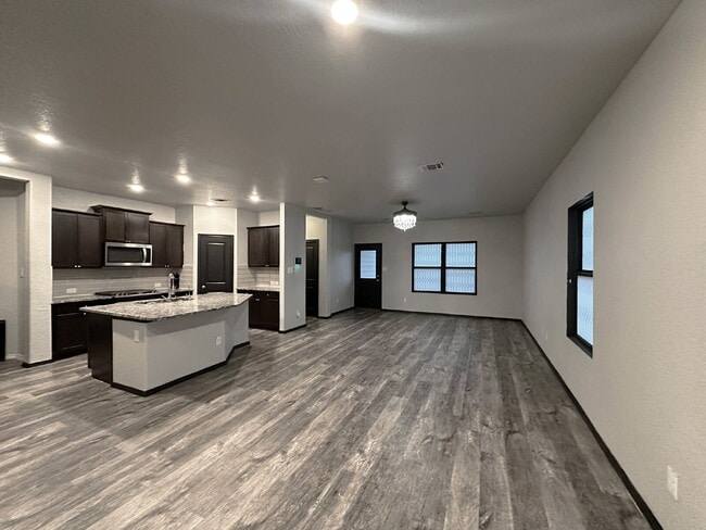 Foto del edificio - Spacious 5 Bedroom, 3.5 Bath Home with 2,6...