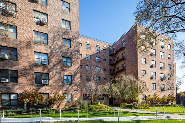 Foto del edificio - 8740 Francis Lewis Blvd