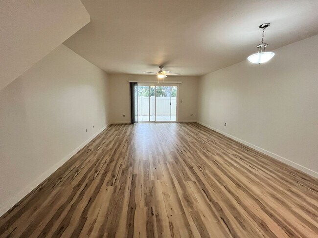 Foto del edificio - Light & Bright, Remodeled 3BD/1.5BA w/ 1 Car Garage, Comm Pool, Park and Greenbelts