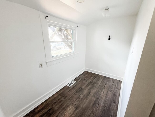 Building Photo - 2235 Ekin Ave