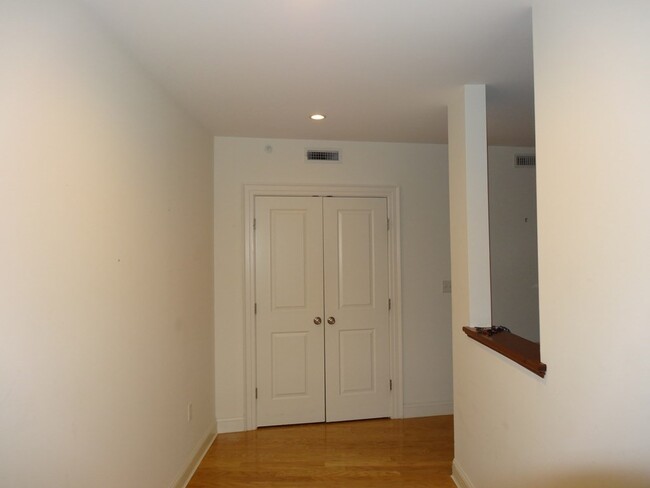 Building Photo - 39 Taylor Dr