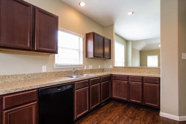 Foto del edificio - 13433 Raintree Dr