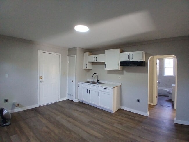 Building Photo - Newly Remodeled 2 Bdrm, 1 Bath