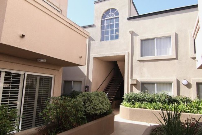 Building Photo - 2 bedroom in Sherman Oaks CA 91403