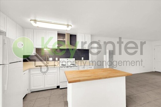 Foto del edificio - 6705 Greenback Ln