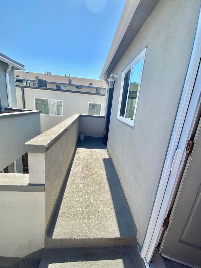 Balcony - 1606 S Bundy Dr