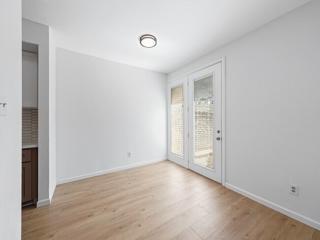 Foto del edificio - 2139 Lake Village Dr