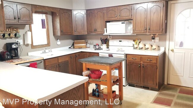 Building Photo - 3 br, 1.5 bath House - 221 Mill St. N
