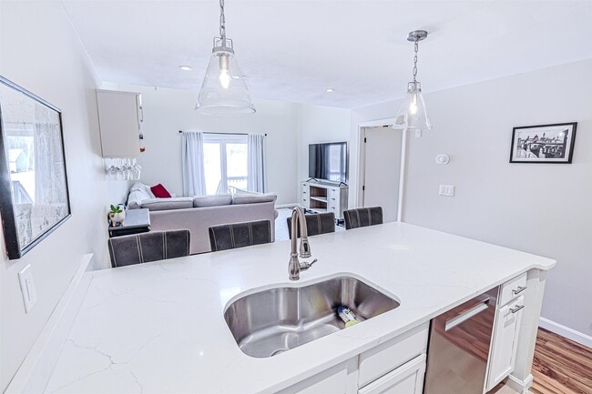 Building Photo - 35 Montrose Dr