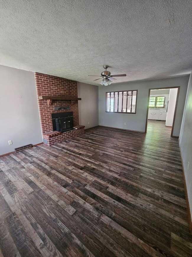 Building Photo - 3 Bedroom | 2 Bathroom | 2 Car Garage | Springfield MO!