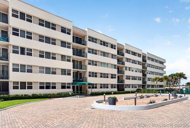 Building Photo - 1236 Hillsboro Mile