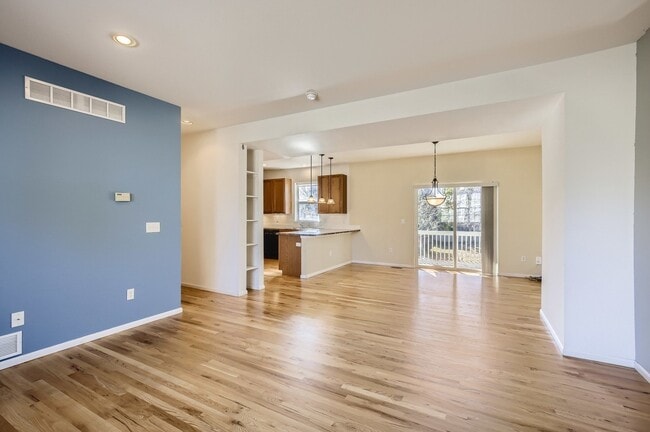 Building Photo - Wonderful SW Longmont Townhome.