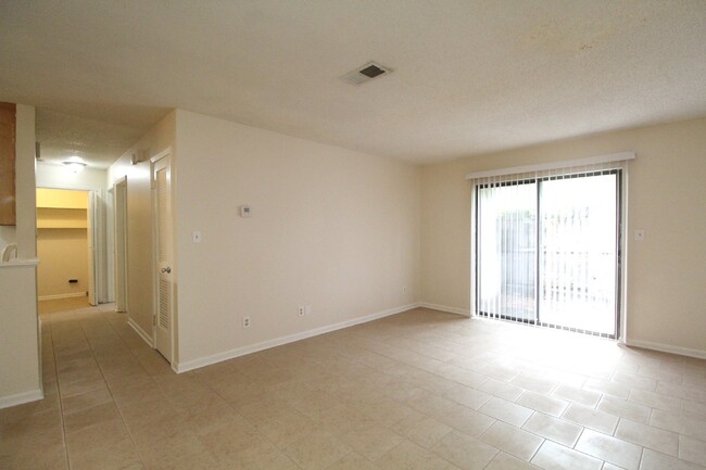 Building Photo - Charming 2-Bed, 1-Bath Unit in Pensacola m...