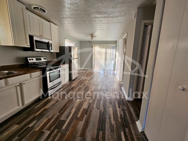 Foto del edificio - 7216 Ken Knight Dr W