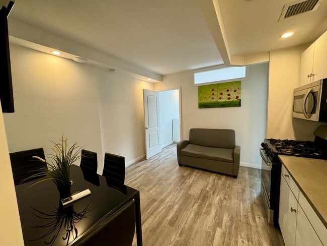 Building Photo - 433 W 53rd St