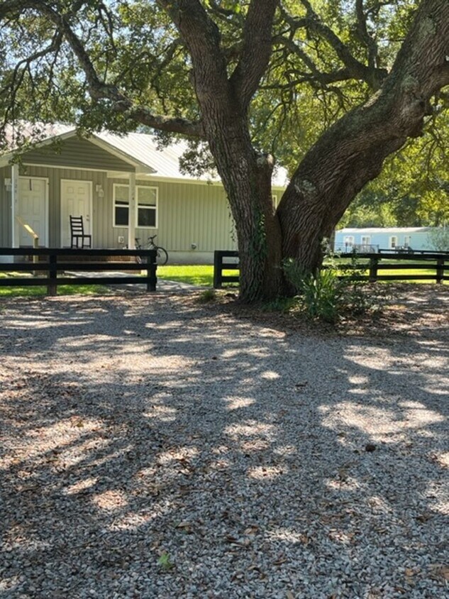 Foto principal - 2 Bedroom 2 Bath Duplex on Quiet Street in...