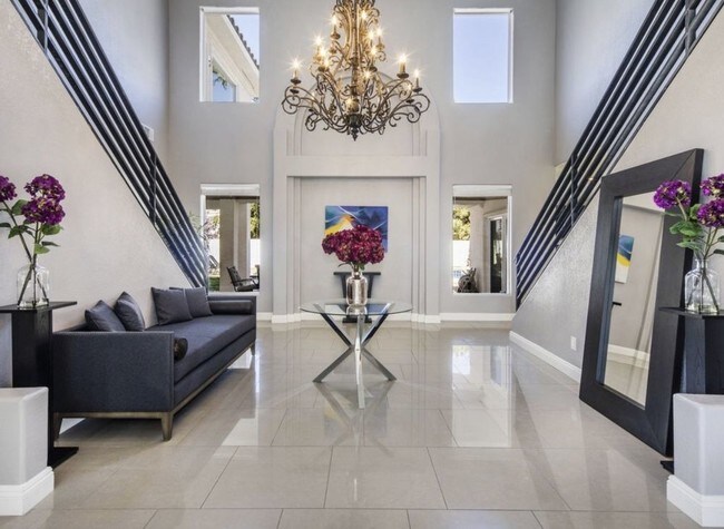 Foto del edificio - Spacious 5BR home with 3-car garage