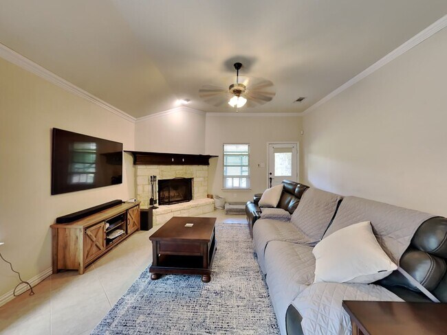 Foto del edificio - BEAUTIFUL BRICK FOUR BEDROOM!