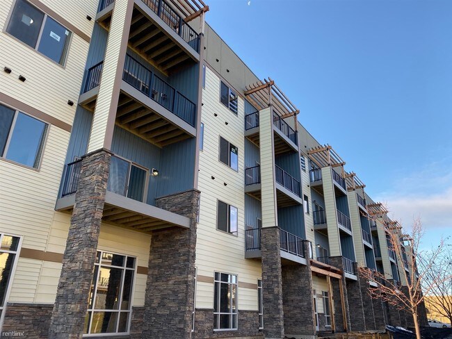 Foto del edificio - 220 Roosevelt Cir