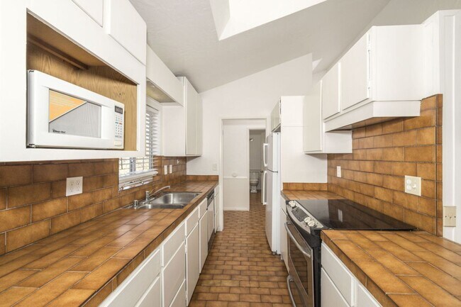 Building Photo - 4 Bed, 4 Bath Home Steps from Downtown Pal...
