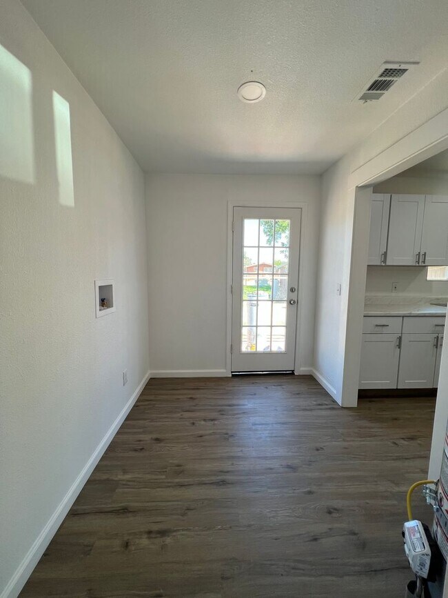 Foto del edificio - 3bd/1ba unit and NEWLY remodeled!!