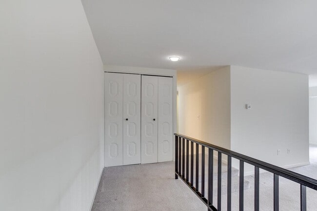 Building Photo - 2 Bedroom condo with Den in Annapolis