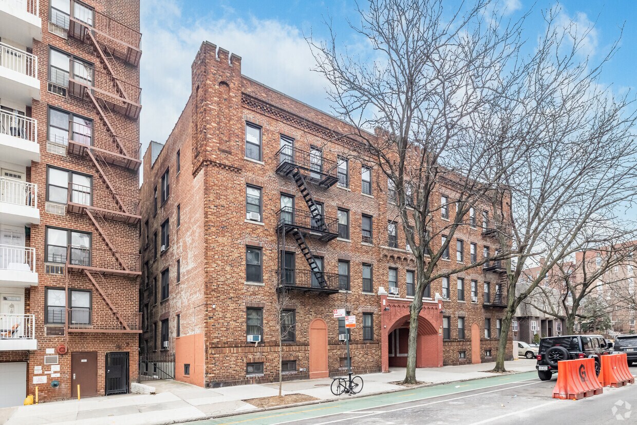 Primary Photo - 3145 Crescent St