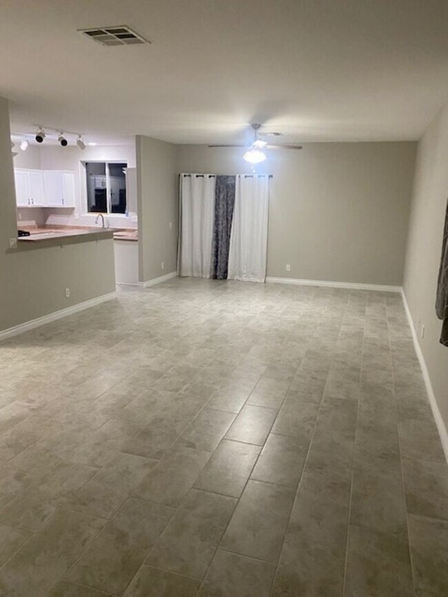 Building Photo - 4 Bedroom Single Family Home in Las Vegas