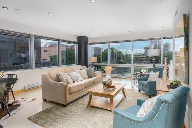Foto del edificio - 545 E Wells St