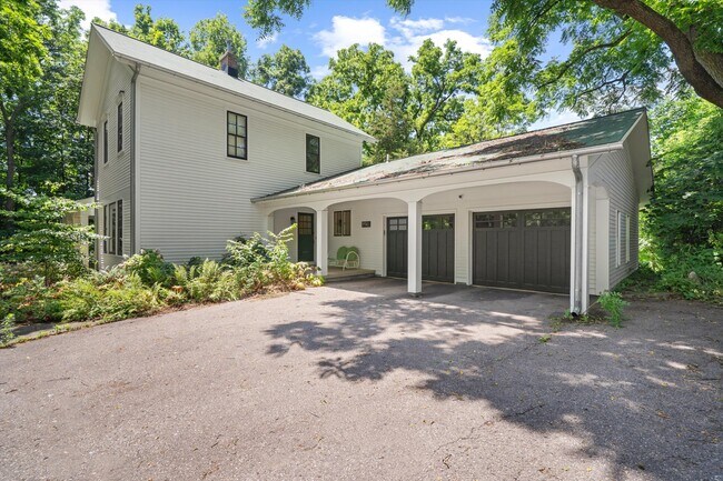 Building Photo - 941 Newport Rd