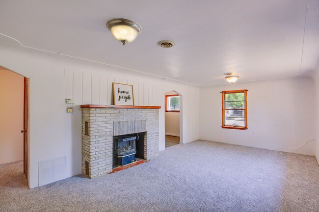 Living room - 519 E 6th St