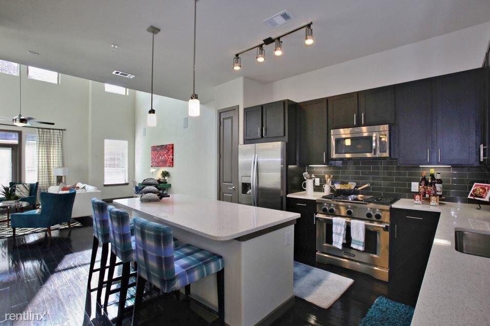 Foto principal - 2910 Royal Oaks Club Dr