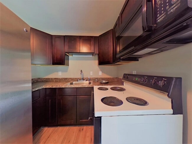 Building Photo - 2021 Maywood Street Unit C