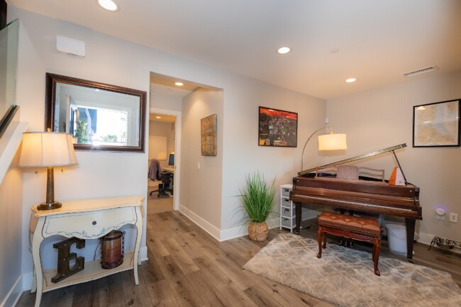 Building Photo - 3030 Jarvis St