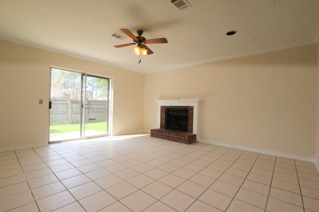 Building Photo - Private End-Unit Townhome with Fenced Yard...