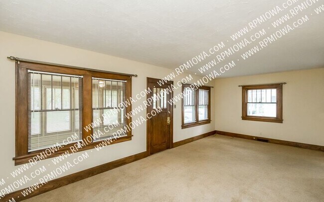 Building Photo - CUTE HOUSE IN AMES!! 2 Bedroom, 1 Bath Hom...